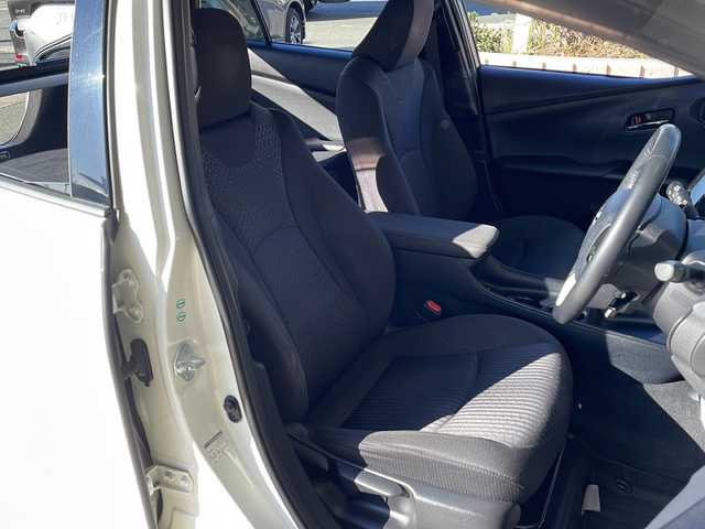 トヨタ プリウス Sセーフティプラス 静岡県 2017(平29)年 8.2万km ホワイトパールクリスタルシャイン 純正SDナビ/・CD/・DVD/・フルセグＴＶ/・Bluetooth/・AM/・FM/主要装備/・エアロ(フロント/サイド/リア)/・衝突軽減/・レーンキープ/・追従クルコン/・コーナーセンサー前後/・バックカメラ/・ビルトインETC/・ドラレコ/・HUD/・LEDヘッドライト/・オートライト/・オートハイビーム/・LEDデイライト/・ステリモ/・純正フロアマット/・純正アルミホイール/・スマートキー/・プッシュスタート/・スペアキー1本