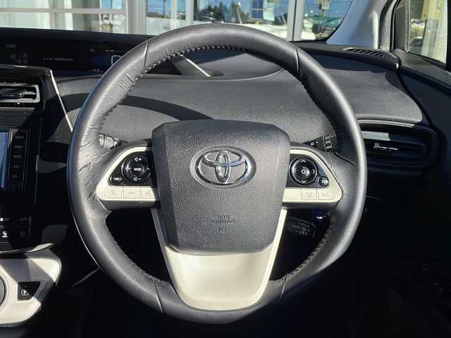 トヨタ プリウス Sセーフティプラス 静岡県 2017(平29)年 8.2万km ホワイトパールクリスタルシャイン 純正SDナビ/・CD/・DVD/・フルセグＴＶ/・Bluetooth/・AM/・FM/主要装備/・エアロ(フロント/サイド/リア)/・衝突軽減/・レーンキープ/・追従クルコン/・コーナーセンサー前後/・バックカメラ/・ビルトインETC/・ドラレコ/・HUD/・LEDヘッドライト/・オートライト/・オートハイビーム/・LEDデイライト/・ステリモ/・純正フロアマット/・純正アルミホイール/・スマートキー/・プッシュスタート/・スペアキー1本