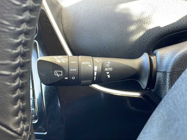 トヨタ プリウス Sセーフティプラス 静岡県 2017(平29)年 8.2万km ホワイトパールクリスタルシャイン 純正SDナビ/・CD/・DVD/・フルセグＴＶ/・Bluetooth/・AM/・FM/主要装備/・エアロ(フロント/サイド/リア)/・衝突軽減/・レーンキープ/・追従クルコン/・コーナーセンサー前後/・バックカメラ/・ビルトインETC/・ドラレコ/・HUD/・LEDヘッドライト/・オートライト/・オートハイビーム/・LEDデイライト/・ステリモ/・純正フロアマット/・純正アルミホイール/・スマートキー/・プッシュスタート/・スペアキー1本