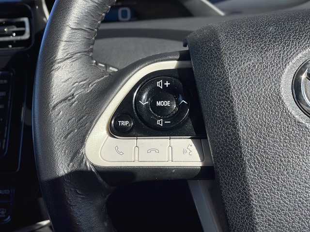 トヨタ プリウス Sセーフティプラス 静岡県 2017(平29)年 8.2万km ホワイトパールクリスタルシャイン 純正SDナビ/・CD/・DVD/・フルセグＴＶ/・Bluetooth/・AM/・FM/主要装備/・エアロ(フロント/サイド/リア)/・衝突軽減/・レーンキープ/・追従クルコン/・コーナーセンサー前後/・バックカメラ/・ビルトインETC/・ドラレコ/・HUD/・LEDヘッドライト/・オートライト/・オートハイビーム/・LEDデイライト/・ステリモ/・純正フロアマット/・純正アルミホイール/・スマートキー/・プッシュスタート/・スペアキー1本