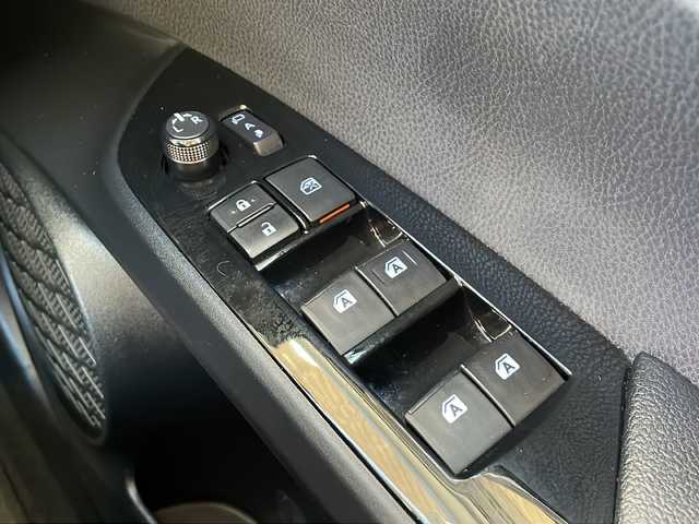 トヨタ プリウス Sセーフティプラス 静岡県 2017(平29)年 8.2万km ホワイトパールクリスタルシャイン 純正SDナビ/・CD/・DVD/・フルセグＴＶ/・Bluetooth/・AM/・FM/主要装備/・エアロ(フロント/サイド/リア)/・衝突軽減/・レーンキープ/・追従クルコン/・コーナーセンサー前後/・バックカメラ/・ビルトインETC/・ドラレコ/・HUD/・LEDヘッドライト/・オートライト/・オートハイビーム/・LEDデイライト/・ステリモ/・純正フロアマット/・純正アルミホイール/・スマートキー/・プッシュスタート/・スペアキー1本