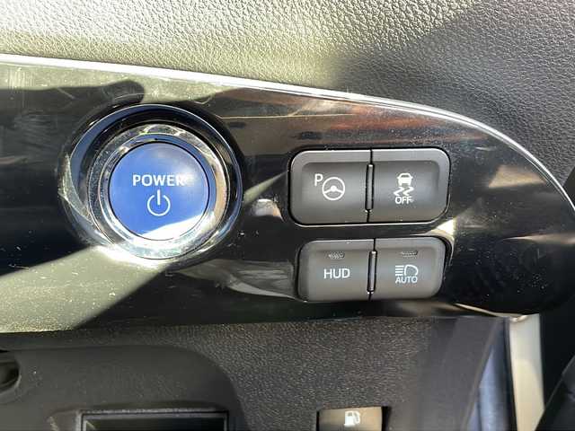 トヨタ プリウス Sセーフティプラス 静岡県 2017(平29)年 8.2万km ホワイトパールクリスタルシャイン 純正SDナビ/・CD/・DVD/・フルセグＴＶ/・Bluetooth/・AM/・FM/主要装備/・エアロ(フロント/サイド/リア)/・衝突軽減/・レーンキープ/・追従クルコン/・コーナーセンサー前後/・バックカメラ/・ビルトインETC/・ドラレコ/・HUD/・LEDヘッドライト/・オートライト/・オートハイビーム/・LEDデイライト/・ステリモ/・純正フロアマット/・純正アルミホイール/・スマートキー/・プッシュスタート/・スペアキー1本