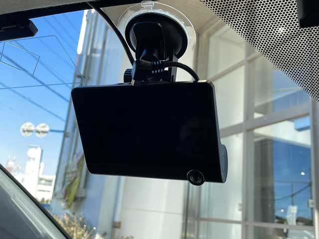 トヨタ プリウス Sセーフティプラス 静岡県 2017(平29)年 8.2万km ホワイトパールクリスタルシャイン 純正SDナビ/・CD/・DVD/・フルセグＴＶ/・Bluetooth/・AM/・FM/主要装備/・エアロ(フロント/サイド/リア)/・衝突軽減/・レーンキープ/・追従クルコン/・コーナーセンサー前後/・バックカメラ/・ビルトインETC/・ドラレコ/・HUD/・LEDヘッドライト/・オートライト/・オートハイビーム/・LEDデイライト/・ステリモ/・純正フロアマット/・純正アルミホイール/・スマートキー/・プッシュスタート/・スペアキー1本