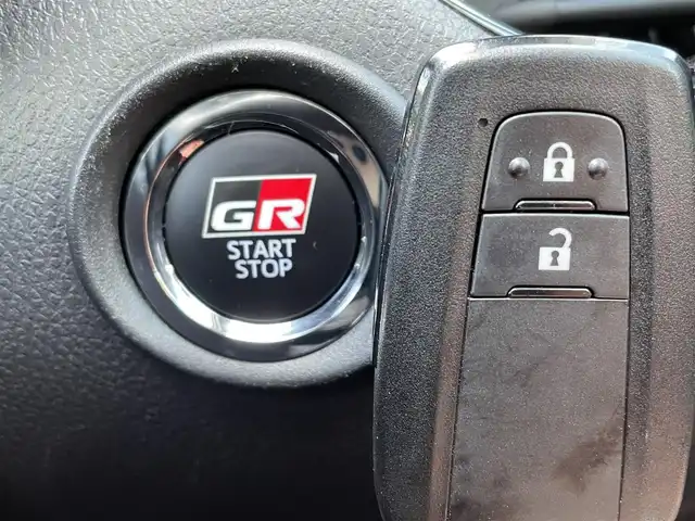 トヨタ Ｃ－ＨＲ S GRスポーツ 兵庫県 2021(令3)年 4万km ホワイトパールクリスタルシャイン 純正ディスプレイオーディナビ/フルセグ/ＥＴＣ/BT/ステアリングリングリモコン/アップルカープレイ/トヨタセーフティーセンス/前追クルコン/ＧＲスポーツステアリング/ＧＲスポーツシート/シートヒータ/オートハイビーム/プッシュスタート