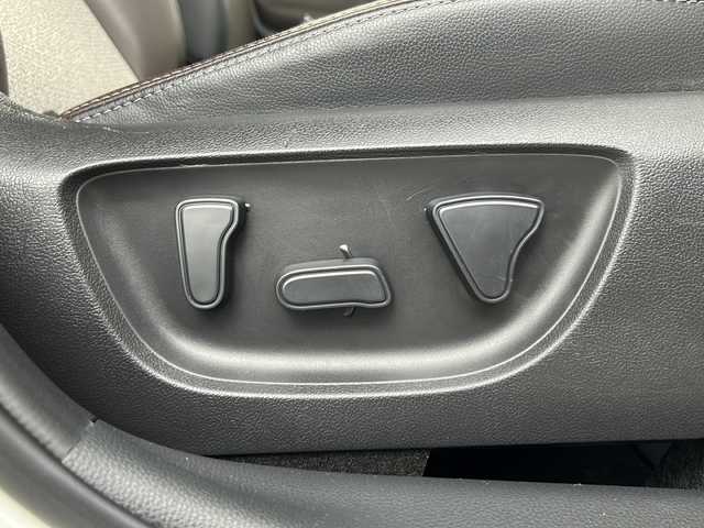 トヨタ ヤリスクロス Z 愛知県 2021(令3)年 2.1万km ホワイトパールクリスタルシャイン 純正8型ナビ/（AM/FM/USB/Bluetooth/Miracast/TV/CarPlay/AndroidAuto）/バックカメラ/モデリスタエアロ（F/S/R下）/ドライブレコーダー 前後/ビルトイン ETC2.0/Toyota Safety Sense/・プリクラッシュセーフティ［PCS］/・レーントレーシングアシスト［LTA］/・【OP】ブラインドスポットモニター［BSM］/・【OP】パーキングサポートブレーキ［PKSB］（後方接近車両）/・レーダークルーズ（全車速追従機能付）/・クリアランスソナー/・ロードサインアシスト［RSA］/・オートハイビーム［AHB］/・先行車発進告知機能［TMN］/装備/・【OP】ハンズフリーパワーバックドア（停止位置メモリー・予約ロック機能付）/・ハーフレザーシート/・シートヒーター（D/N）/・パワーシート（D6way）/・オートライト/・LEDヘッドライト/・LEDフロントフォグライト/・プッシュスタート/・スマートキーシステム/・TVキャンセラー/・電子制御パーキングブレーキ/・オートブレーキホールド機能/・オートエアコン/・純正18inAW/・保/取/マルチ取/ナビ取
