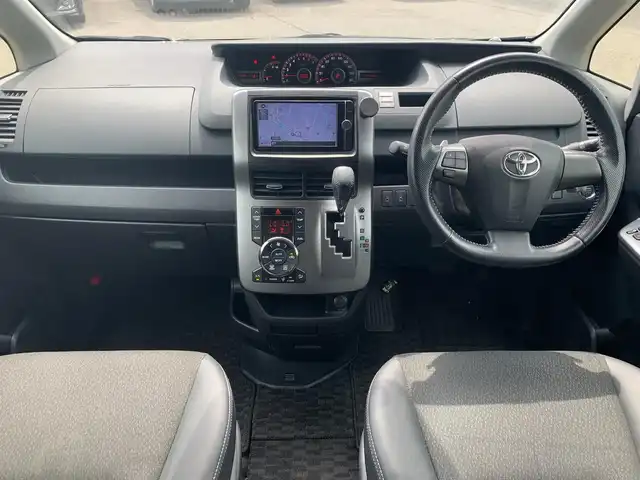 トヨタ ヴォクシー ZS 煌Z 福井県 2013(平25)年 9.7万km ブラック (株)IDOMが運営する【じしゃロン福井店】の自社ローン専用車両になりますこちらは現金またはオートローンご利用時の価格です。自社ローンご希望の方は別途その旨お申付け下さい/純正ナビ/Bluetooth/フルセグTV/CD/DVD/バックカメラ/両側パワースライドドア/オートライト/ETC/ハーフレザーシート/ウォークスルー/純正アルミホイール/純正フロアマット/ドアバイザー/パドルシフト/ステアリングスイッチ/プッシュスタート/スマートキー/スペアキー/取扱説明書、保証書
