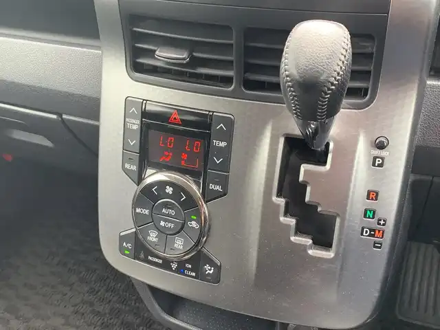トヨタ ヴォクシー ZS 煌Z 福井県 2013(平25)年 9.7万km ブラック (株)IDOMが運営する【じしゃロン福井店】の自社ローン専用車両になりますこちらは現金またはオートローンご利用時の価格です。自社ローンご希望の方は別途その旨お申付け下さい/純正ナビ/Bluetooth/フルセグTV/CD/DVD/バックカメラ/両側パワースライドドア/オートライト/ETC/ハーフレザーシート/ウォークスルー/純正アルミホイール/純正フロアマット/ドアバイザー/パドルシフト/ステアリングスイッチ/プッシュスタート/スマートキー/スペアキー/取扱説明書、保証書
