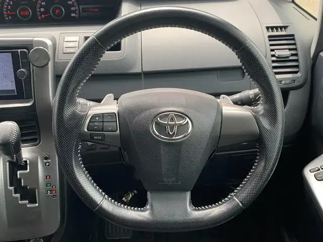 トヨタ ヴォクシー ZS 煌Z 福井県 2013(平25)年 9.7万km ブラック (株)IDOMが運営する【じしゃロン福井店】の自社ローン専用車両になりますこちらは現金またはオートローンご利用時の価格です。自社ローンご希望の方は別途その旨お申付け下さい/純正ナビ/Bluetooth/フルセグTV/CD/DVD/バックカメラ/両側パワースライドドア/オートライト/ETC/ハーフレザーシート/ウォークスルー/純正アルミホイール/純正フロアマット/ドアバイザー/パドルシフト/ステアリングスイッチ/プッシュスタート/スマートキー/スペアキー/取扱説明書、保証書