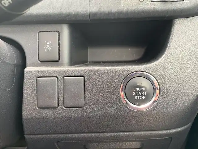 トヨタ ヴォクシー ZS 煌Z 福井県 2013(平25)年 9.7万km ブラック (株)IDOMが運営する【じしゃロン福井店】の自社ローン専用車両になりますこちらは現金またはオートローンご利用時の価格です。自社ローンご希望の方は別途その旨お申付け下さい/純正ナビ/Bluetooth/フルセグTV/CD/DVD/バックカメラ/両側パワースライドドア/オートライト/ETC/ハーフレザーシート/ウォークスルー/純正アルミホイール/純正フロアマット/ドアバイザー/パドルシフト/ステアリングスイッチ/プッシュスタート/スマートキー/スペアキー/取扱説明書、保証書