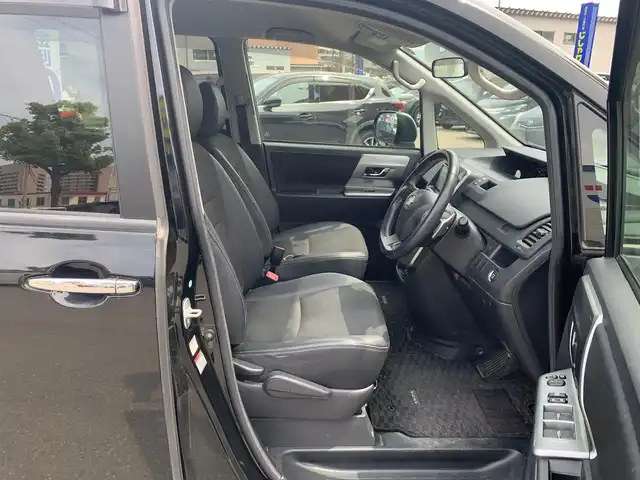 トヨタ ヴォクシー ZS 煌Z 福井県 2013(平25)年 9.7万km ブラック (株)IDOMが運営する【じしゃロン福井店】の自社ローン専用車両になりますこちらは現金またはオートローンご利用時の価格です。自社ローンご希望の方は別途その旨お申付け下さい/純正ナビ/Bluetooth/フルセグTV/CD/DVD/バックカメラ/両側パワースライドドア/オートライト/ETC/ハーフレザーシート/ウォークスルー/純正アルミホイール/純正フロアマット/ドアバイザー/パドルシフト/ステアリングスイッチ/プッシュスタート/スマートキー/スペアキー/取扱説明書、保証書