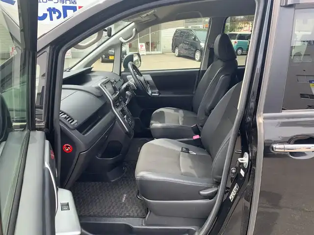 トヨタ ヴォクシー ZS 煌Z 福井県 2013(平25)年 9.7万km ブラック (株)IDOMが運営する【じしゃロン福井店】の自社ローン専用車両になりますこちらは現金またはオートローンご利用時の価格です。自社ローンご希望の方は別途その旨お申付け下さい/純正ナビ/Bluetooth/フルセグTV/CD/DVD/バックカメラ/両側パワースライドドア/オートライト/ETC/ハーフレザーシート/ウォークスルー/純正アルミホイール/純正フロアマット/ドアバイザー/パドルシフト/ステアリングスイッチ/プッシュスタート/スマートキー/スペアキー/取扱説明書、保証書