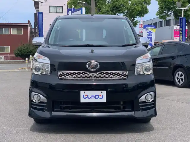 トヨタ ヴォクシー ZS 煌Z 福井県 2013(平25)年 9.7万km ブラック (株)IDOMが運営する【じしゃロン福井店】の自社ローン専用車両になりますこちらは現金またはオートローンご利用時の価格です。自社ローンご希望の方は別途その旨お申付け下さい/純正ナビ/Bluetooth/フルセグTV/CD/DVD/バックカメラ/両側パワースライドドア/オートライト/ETC/ハーフレザーシート/ウォークスルー/純正アルミホイール/純正フロアマット/ドアバイザー/パドルシフト/ステアリングスイッチ/プッシュスタート/スマートキー/スペアキー/取扱説明書、保証書