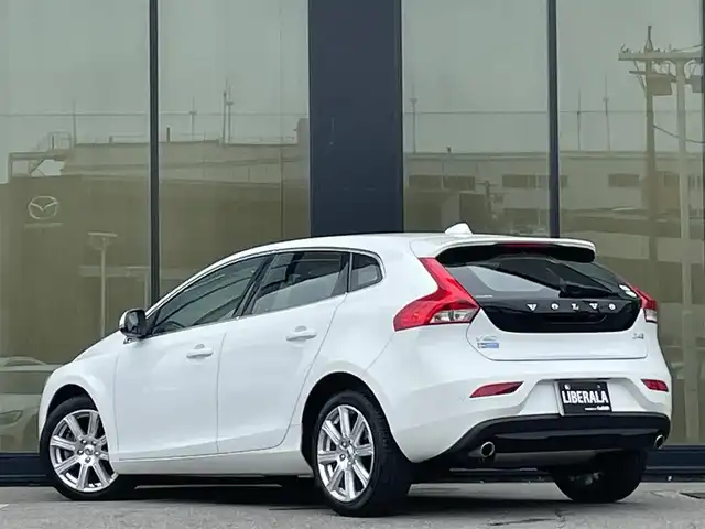 ボルボ Ｖ４０ D4 インスクリプション 石川県 2018(平30)年 4万km 白 黒革シート/シートヒーター/衝突軽減ブレーキ/アダプティブクルーズコントロール/ＢＩＬＳ/純正ナビ/バックカメラ/クリアランスソナー/ＬＥＤヘッドライト/Ｈａｒｍａｎ／Ｋａｒｄｏｎオーディオ