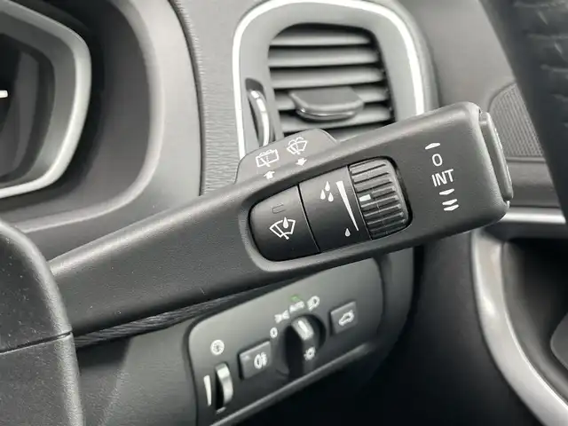 ボルボ Ｖ４０ D4 インスクリプション 石川県 2018(平30)年 4万km 白 黒革シート/シートヒーター/衝突軽減ブレーキ/アダプティブクルーズコントロール/ＢＩＬＳ/純正ナビ/バックカメラ/クリアランスソナー/ＬＥＤヘッドライト/Ｈａｒｍａｎ／Ｋａｒｄｏｎオーディオ