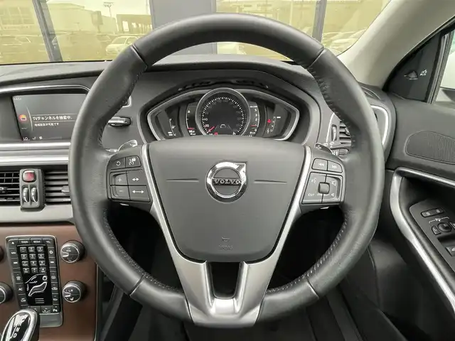 ボルボ Ｖ４０ D4 インスクリプション 石川県 2018(平30)年 4万km 白 黒革シート/シートヒーター/衝突軽減ブレーキ/アダプティブクルーズコントロール/ＢＩＬＳ/純正ナビ/バックカメラ/クリアランスソナー/ＬＥＤヘッドライト/Ｈａｒｍａｎ／Ｋａｒｄｏｎオーディオ