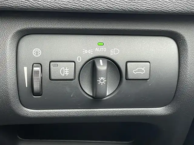 ボルボ Ｖ４０ D4 インスクリプション 石川県 2018(平30)年 4万km 白 黒革シート/シートヒーター/衝突軽減ブレーキ/アダプティブクルーズコントロール/ＢＩＬＳ/純正ナビ/バックカメラ/クリアランスソナー/ＬＥＤヘッドライト/Ｈａｒｍａｎ／Ｋａｒｄｏｎオーディオ