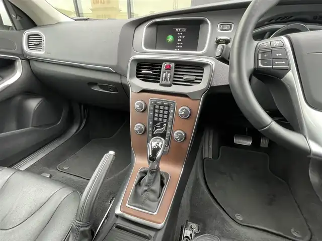 ボルボ Ｖ４０ D4 インスクリプション 石川県 2018(平30)年 4万km 白 黒革シート/シートヒーター/衝突軽減ブレーキ/アダプティブクルーズコントロール/ＢＩＬＳ/純正ナビ/バックカメラ/クリアランスソナー/ＬＥＤヘッドライト/Ｈａｒｍａｎ／Ｋａｒｄｏｎオーディオ