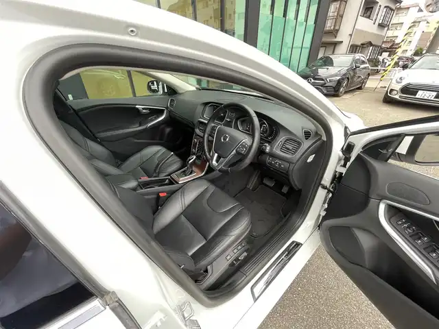 ボルボ Ｖ４０ D4 インスクリプション 石川県 2018(平30)年 4万km 白 黒革シート/シートヒーター/衝突軽減ブレーキ/アダプティブクルーズコントロール/ＢＩＬＳ/純正ナビ/バックカメラ/クリアランスソナー/ＬＥＤヘッドライト/Ｈａｒｍａｎ／Ｋａｒｄｏｎオーディオ