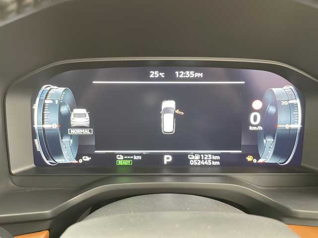 三菱 アウトランダー ＰＨＥＶ P 道央・札幌 2022(令4)年 5.3万km ホワイトダイヤモンド ・４WD  /PHEV/・衝突被害軽減ブレーキシステム（FCM）/・車線逸脱警報システム/車線逸脱防止支援機能/・後側方衝突被害防止支援システム/・レーダークルーズコントロール/・レーンキープアシスト/・純正12.3インチモニター/・ナビ/BOSE/Bluetooth/USB//・フルセグTV/AndroidAuto/・アラウンドビューモニター/・レザーシート/・パワーシート運転席/助手席/・シートヒーター運転席/助手席/・シートメモリー/・置くだけ充電/パドルシフト/・ステアリングヒーター/・パワーバックドア/・LEDヘッドライト/・オートライト/オートマチックハイビーム/・スマートキー/スペアキー１本/・横滑り防止装置/盗難防止装置/・AV1500W/・ABS