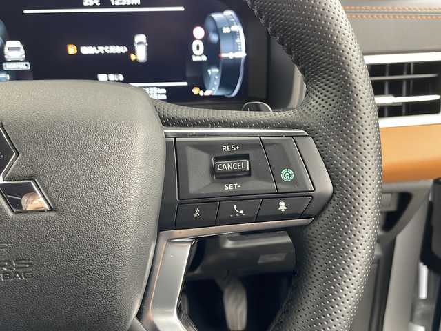 三菱 アウトランダー ＰＨＥＶ P 道央・札幌 2022(令4)年 5.3万km ホワイトダイヤモンド ・４WD  /PHEV/・衝突被害軽減ブレーキシステム（FCM）/・車線逸脱警報システム/車線逸脱防止支援機能/・後側方衝突被害防止支援システム/・レーダークルーズコントロール/・レーンキープアシスト/・純正12.3インチモニター/・ナビ/BOSE/Bluetooth/USB//・フルセグTV/AndroidAuto/・アラウンドビューモニター/・レザーシート/・パワーシート運転席/助手席/・シートヒーター運転席/助手席/・シートメモリー/・置くだけ充電/パドルシフト/・ステアリングヒーター/・パワーバックドア/・LEDヘッドライト/・オートライト/オートマチックハイビーム/・スマートキー/スペアキー１本/・横滑り防止装置/盗難防止装置/・AV1500W/・ABS