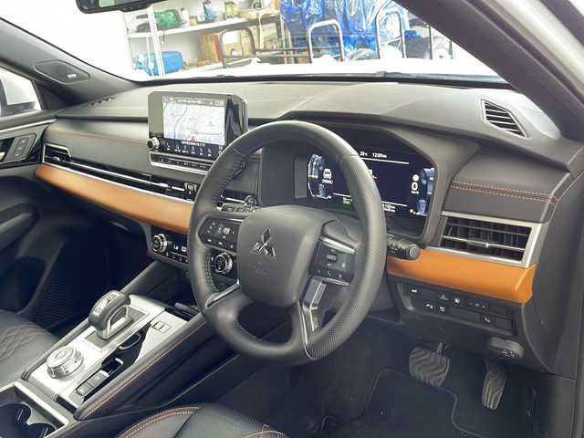 三菱 アウトランダー ＰＨＥＶ P 道央・札幌 2022(令4)年 5.3万km ホワイトダイヤモンド ・４WD  /PHEV/・衝突被害軽減ブレーキシステム（FCM）/・車線逸脱警報システム/車線逸脱防止支援機能/・後側方衝突被害防止支援システム/・レーダークルーズコントロール/・レーンキープアシスト/・純正12.3インチモニター/・ナビ/BOSE/Bluetooth/USB//・フルセグTV/AndroidAuto/・アラウンドビューモニター/・レザーシート/・パワーシート運転席/助手席/・シートヒーター運転席/助手席/・シートメモリー/・置くだけ充電/パドルシフト/・ステアリングヒーター/・パワーバックドア/・LEDヘッドライト/・オートライト/オートマチックハイビーム/・スマートキー/スペアキー１本/・横滑り防止装置/盗難防止装置/・AV1500W/・ABS