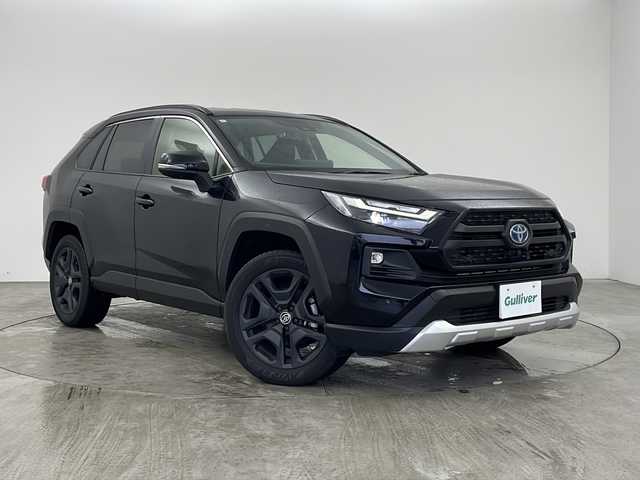 トヨタ ＲＡＶ４ ハイブリッド アドベンチャー 兵庫県 2024(令6)年 1.9万km アティチュードブラックマイカ ・純正10.5インチディスプレイオーディオ（コネクティッドナビ対応）Plus/　Bluetoothオーディオ/　USB接続/　フルセグテレビ/・アラウンドビューモニター/・ビルドインETC2.0/・Toyota Safety Sense/　プリクラッシュセーフティ/　レーンディパーチャーアラート/　オートマチックハイビーム/・先行車発進告知機能/・パーキングサポートブレーキ（前後方静止物）/・車両接近通報装置/・ブラインドスポットモニター/・レーダークルーズコントロール/・４WD/・純正フロアマット/・メモリーパワーシート（運転席）/・合皮シート/・シートヒーター（運転席・助手席）/・エアシート（運転席・助手席）/・ルーフレール/・純正19インチアルミホイール/・ABS/・横滑り防止装置/・前後コーナーセンサー/・盗難防止装置/・オートライト/・LEDヘッドライト/・W＋サイドエアバック/・カーテンエアバック/・スマートキー/・AACエアコン