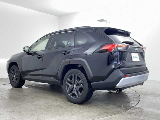 トヨタ ＲＡＶ４ ハイブリッド アドベンチャー 兵庫県 2024(令6)年 1.9万km アティチュードブラックマイカ ・純正10.5インチディスプレイオーディオ（コネクティッドナビ対応）Plus/　Bluetoothオーディオ/　USB接続/　フルセグテレビ/・アラウンドビューモニター/・ビルドインETC2.0/・Toyota Safety Sense/　プリクラッシュセーフティ/　レーンディパーチャーアラート/　オートマチックハイビーム/・先行車発進告知機能/・パーキングサポートブレーキ（前後方静止物）/・車両接近通報装置/・ブラインドスポットモニター/・レーダークルーズコントロール/・４WD/・純正フロアマット/・メモリーパワーシート（運転席）/・合皮シート/・シートヒーター（運転席・助手席）/・エアシート（運転席・助手席）/・ルーフレール/・純正19インチアルミホイール/・ABS/・横滑り防止装置/・前後コーナーセンサー/・盗難防止装置/・オートライト/・LEDヘッドライト/・W＋サイドエアバック/・カーテンエアバック/・スマートキー/・AACエアコン