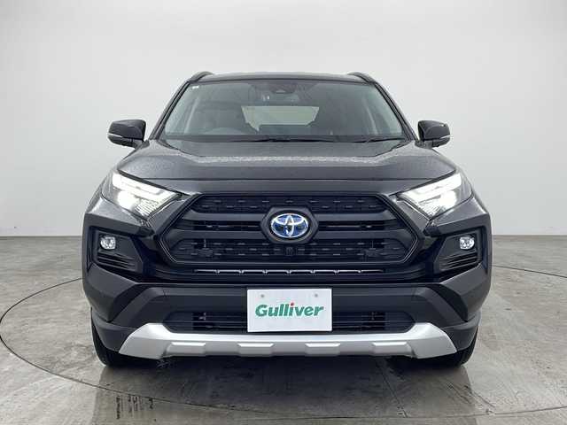 トヨタ ＲＡＶ４ ハイブリッド アドベンチャー 兵庫県 2024(令6)年 1.9万km アティチュードブラックマイカ ・純正10.5インチディスプレイオーディオ（コネクティッドナビ対応）Plus/　Bluetoothオーディオ/　USB接続/　フルセグテレビ/・アラウンドビューモニター/・ビルドインETC2.0/・Toyota Safety Sense/　プリクラッシュセーフティ/　レーンディパーチャーアラート/　オートマチックハイビーム/・先行車発進告知機能/・パーキングサポートブレーキ（前後方静止物）/・車両接近通報装置/・ブラインドスポットモニター/・レーダークルーズコントロール/・４WD/・純正フロアマット/・メモリーパワーシート（運転席）/・合皮シート/・シートヒーター（運転席・助手席）/・エアシート（運転席・助手席）/・ルーフレール/・純正19インチアルミホイール/・ABS/・横滑り防止装置/・前後コーナーセンサー/・盗難防止装置/・オートライト/・LEDヘッドライト/・W＋サイドエアバック/・カーテンエアバック/・スマートキー/・AACエアコン