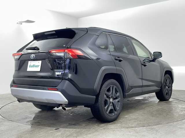 トヨタ ＲＡＶ４ ハイブリッド アドベンチャー 兵庫県 2024(令6)年 1.9万km アティチュードブラックマイカ ・純正10.5インチディスプレイオーディオ（コネクティッドナビ対応）Plus/　Bluetoothオーディオ/　USB接続/　フルセグテレビ/・アラウンドビューモニター/・ビルドインETC2.0/・Toyota Safety Sense/　プリクラッシュセーフティ/　レーンディパーチャーアラート/　オートマチックハイビーム/・先行車発進告知機能/・パーキングサポートブレーキ（前後方静止物）/・車両接近通報装置/・ブラインドスポットモニター/・レーダークルーズコントロール/・４WD/・純正フロアマット/・メモリーパワーシート（運転席）/・合皮シート/・シートヒーター（運転席・助手席）/・エアシート（運転席・助手席）/・ルーフレール/・純正19インチアルミホイール/・ABS/・横滑り防止装置/・前後コーナーセンサー/・盗難防止装置/・オートライト/・LEDヘッドライト/・W＋サイドエアバック/・カーテンエアバック/・スマートキー/・AACエアコン
