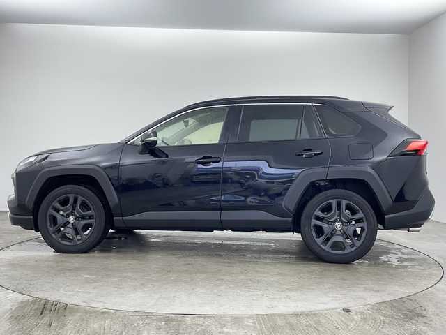 トヨタ ＲＡＶ４ ハイブリッド アドベンチャー 兵庫県 2024(令6)年 1.9万km アティチュードブラックマイカ ・純正10.5インチディスプレイオーディオ（コネクティッドナビ対応）Plus/　Bluetoothオーディオ/　USB接続/　フルセグテレビ/・アラウンドビューモニター/・ビルドインETC2.0/・Toyota Safety Sense/　プリクラッシュセーフティ/　レーンディパーチャーアラート/　オートマチックハイビーム/・先行車発進告知機能/・パーキングサポートブレーキ（前後方静止物）/・車両接近通報装置/・ブラインドスポットモニター/・レーダークルーズコントロール/・４WD/・純正フロアマット/・メモリーパワーシート（運転席）/・合皮シート/・シートヒーター（運転席・助手席）/・エアシート（運転席・助手席）/・ルーフレール/・純正19インチアルミホイール/・ABS/・横滑り防止装置/・前後コーナーセンサー/・盗難防止装置/・オートライト/・LEDヘッドライト/・W＋サイドエアバック/・カーテンエアバック/・スマートキー/・AACエアコン