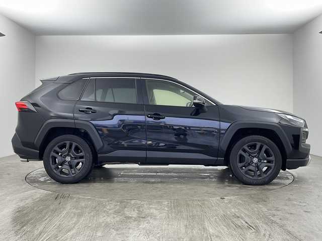 トヨタ ＲＡＶ４ ハイブリッド アドベンチャー 兵庫県 2024(令6)年 1.9万km アティチュードブラックマイカ ・純正10.5インチディスプレイオーディオ（コネクティッドナビ対応）Plus/　Bluetoothオーディオ/　USB接続/　フルセグテレビ/・アラウンドビューモニター/・ビルドインETC2.0/・Toyota Safety Sense/　プリクラッシュセーフティ/　レーンディパーチャーアラート/　オートマチックハイビーム/・先行車発進告知機能/・パーキングサポートブレーキ（前後方静止物）/・車両接近通報装置/・ブラインドスポットモニター/・レーダークルーズコントロール/・４WD/・純正フロアマット/・メモリーパワーシート（運転席）/・合皮シート/・シートヒーター（運転席・助手席）/・エアシート（運転席・助手席）/・ルーフレール/・純正19インチアルミホイール/・ABS/・横滑り防止装置/・前後コーナーセンサー/・盗難防止装置/・オートライト/・LEDヘッドライト/・W＋サイドエアバック/・カーテンエアバック/・スマートキー/・AACエアコン