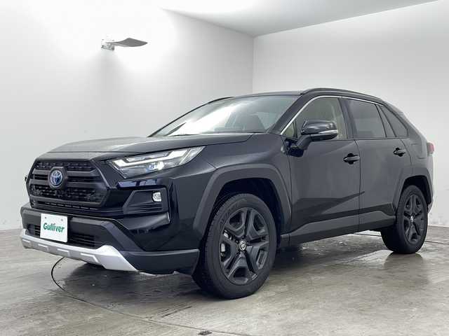 トヨタ ＲＡＶ４ ハイブリッド アドベンチャー 兵庫県 2024(令6)年 1.9万km アティチュードブラックマイカ ・純正10.5インチディスプレイオーディオ（コネクティッドナビ対応）Plus/　Bluetoothオーディオ/　USB接続/　フルセグテレビ/・アラウンドビューモニター/・ビルドインETC2.0/・Toyota Safety Sense/　プリクラッシュセーフティ/　レーンディパーチャーアラート/　オートマチックハイビーム/・先行車発進告知機能/・パーキングサポートブレーキ（前後方静止物）/・車両接近通報装置/・ブラインドスポットモニター/・レーダークルーズコントロール/・４WD/・純正フロアマット/・メモリーパワーシート（運転席）/・合皮シート/・シートヒーター（運転席・助手席）/・エアシート（運転席・助手席）/・ルーフレール/・純正19インチアルミホイール/・ABS/・横滑り防止装置/・前後コーナーセンサー/・盗難防止装置/・オートライト/・LEDヘッドライト/・W＋サイドエアバック/・カーテンエアバック/・スマートキー/・AACエアコン