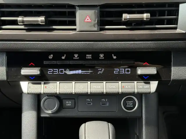 三菱 トライトン GSR 千葉県 2024(令6)年 0.5万km ホワイトダイヤモンド e-アシスト/　衝突軽減ブレーキ/レーンキープアシスト/　オートハイビーム/レーダークルーズコントロール/　ブラインドスポットモニター/クリアランスソナー/　踏み間違い防止(前後)/純正9インチメーカーナビ/　BT/USB/カープレイ/全方位カメラ/ステアリングスイッチ/MTモード/ステアリングヒーター/レザーシート/パワーシート(D席)/シートヒーター(D/N席)/LEDヘッドライト/オートライト/フォグライト/スマートキー/プッシュスタート