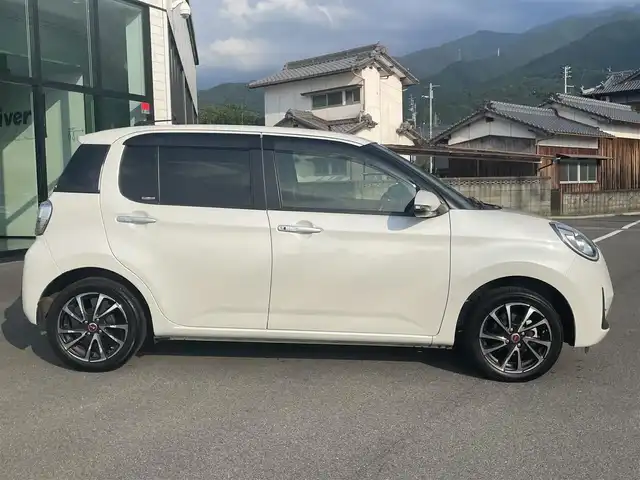 トヨタ パッソ モーダ　Gパッケージ 愛媛県 2020(令2)年 1.6万km パールホワイトⅢ 純正ナビ（Bluetooth/SD/CD/DVD/フルセグTV)/バックカメラ/ビルドインETC/前方ドライブレコーダー/社外15インチアルミホイール/純正フロアマット/純正ドアバイザー/LEDヘッドライト/フォグランプ/オートマチックハイビーム/パーキングセンサー/ABS/横滑り防止装置/衝突被害軽減ブレーキ/電動格納ミラー/プッシュスタート/スマートキー