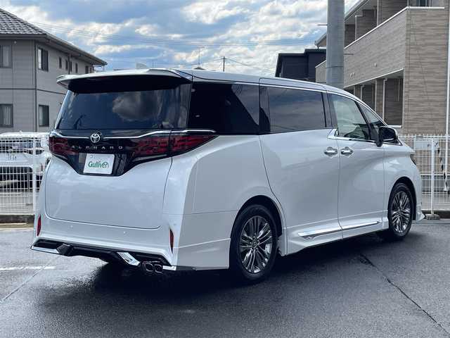 トヨタ アルファード Z 福島県 2025(令7)年 0.1万km プラチナホワイトパールマイカ ワンオーナー/ディスプレイオーディオPlus/AM/FM/BT/USB/HDMI/Miracast/フルセグTV/MODELLISTA エアロパーツセット/（REGAL DIGNITY STYLE）/左右独立ムーンルーフ/13.2型有機EL後席ディスプレイ/デジタルインナーミラー/パノラミックビューモニター/トヨタセーフティセンス/レーダークルーズコントロール/クリアランスソナー/ブラインドスポットモニター/両側パワースライドドア/パワーバックドア/合成皮革ブラックレザーシート/パワーシート/シートヒーター/エアシート/ステアリングヒーター/オートハイビーム/3眼LEDヘッドライト/ビルトインETC 2.0/USB充電ポート/おくだけ充電/フロアマット