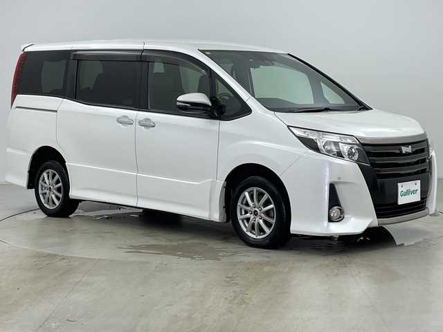 トヨタ ノア Si ダブルバイビー 道央・札幌 2017(平29)年 7.3万km ホワイトパールクリスタルシャイン ・ワンオーナー/・4WD/・寒冷地仕様/・ALPINEナビ&CD&DVD&BT&TV&SD/・両側パワースライドドア/・バックカメラ/・後席フリップダウンモニター/・トヨタセーフティセンス/・クルーズコントロール/・プリクラッシュセーフティ/・クリアランスソナー/・アイドリングストップ/・車線逸脱警報/・横滑り防止装置/・電動格納ミラー/・純正フロアマット/・ハーフレザーシート/・LEDヘッドライト/・オートライト/・オートマチックハイビーム/・スマートキー/・社外AW冬タイヤ積込