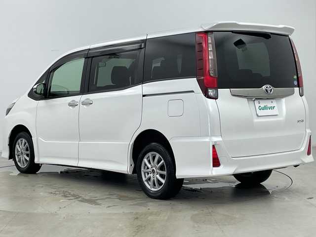 トヨタ ノア Si ダブルバイビー 道央・札幌 2017(平29)年 7.3万km ホワイトパールクリスタルシャイン ・ワンオーナー/・4WD/・寒冷地仕様/・ALPINEナビ&CD&DVD&BT&TV&SD/・両側パワースライドドア/・バックカメラ/・後席フリップダウンモニター/・トヨタセーフティセンス/・クルーズコントロール/・プリクラッシュセーフティ/・クリアランスソナー/・アイドリングストップ/・車線逸脱警報/・横滑り防止装置/・電動格納ミラー/・純正フロアマット/・ハーフレザーシート/・LEDヘッドライト/・オートライト/・オートマチックハイビーム/・スマートキー/・社外AW冬タイヤ積込