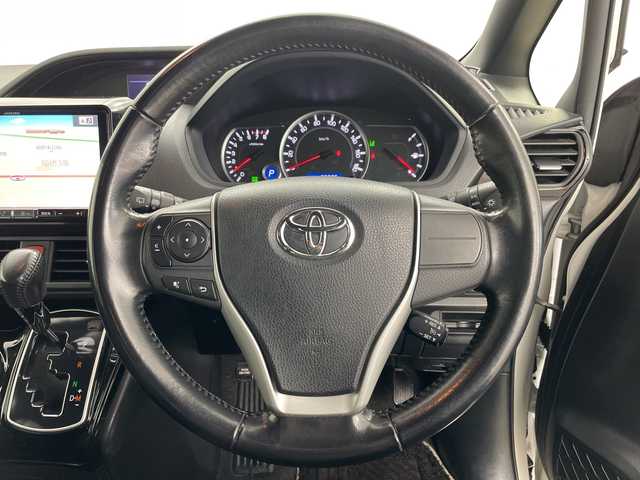 トヨタ ノア Si ダブルバイビー 道央・札幌 2017(平29)年 7.3万km ホワイトパールクリスタルシャイン ・ワンオーナー/・4WD/・寒冷地仕様/・ALPINEナビ&CD&DVD&BT&TV&SD/・両側パワースライドドア/・バックカメラ/・後席フリップダウンモニター/・トヨタセーフティセンス/・クルーズコントロール/・プリクラッシュセーフティ/・クリアランスソナー/・アイドリングストップ/・車線逸脱警報/・横滑り防止装置/・電動格納ミラー/・純正フロアマット/・ハーフレザーシート/・LEDヘッドライト/・オートライト/・オートマチックハイビーム/・スマートキー/・社外AW冬タイヤ積込