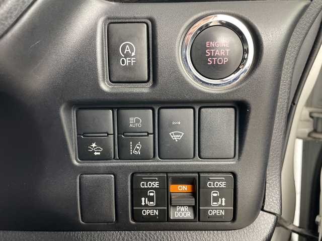 トヨタ ノア Si ダブルバイビー 道央・札幌 2017(平29)年 7.3万km ホワイトパールクリスタルシャイン ・ワンオーナー/・4WD/・寒冷地仕様/・ALPINEナビ&CD&DVD&BT&TV&SD/・両側パワースライドドア/・バックカメラ/・後席フリップダウンモニター/・トヨタセーフティセンス/・クルーズコントロール/・プリクラッシュセーフティ/・クリアランスソナー/・アイドリングストップ/・車線逸脱警報/・横滑り防止装置/・電動格納ミラー/・純正フロアマット/・ハーフレザーシート/・LEDヘッドライト/・オートライト/・オートマチックハイビーム/・スマートキー/・社外AW冬タイヤ積込