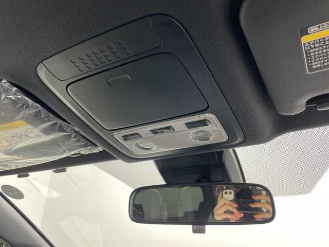 トヨタ ノア Si ダブルバイビー 道央・札幌 2017(平29)年 7.3万km ホワイトパールクリスタルシャイン ・ワンオーナー/・4WD/・寒冷地仕様/・ALPINEナビ&CD&DVD&BT&TV&SD/・両側パワースライドドア/・バックカメラ/・後席フリップダウンモニター/・トヨタセーフティセンス/・クルーズコントロール/・プリクラッシュセーフティ/・クリアランスソナー/・アイドリングストップ/・車線逸脱警報/・横滑り防止装置/・電動格納ミラー/・純正フロアマット/・ハーフレザーシート/・LEDヘッドライト/・オートライト/・オートマチックハイビーム/・スマートキー/・社外AW冬タイヤ積込