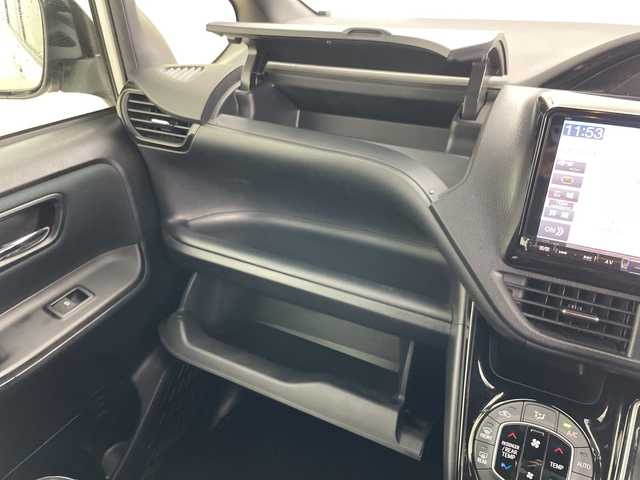 トヨタ ノア Si ダブルバイビー 道央・札幌 2017(平29)年 7.3万km ホワイトパールクリスタルシャイン ・ワンオーナー/・4WD/・寒冷地仕様/・ALPINEナビ&CD&DVD&BT&TV&SD/・両側パワースライドドア/・バックカメラ/・後席フリップダウンモニター/・トヨタセーフティセンス/・クルーズコントロール/・プリクラッシュセーフティ/・クリアランスソナー/・アイドリングストップ/・車線逸脱警報/・横滑り防止装置/・電動格納ミラー/・純正フロアマット/・ハーフレザーシート/・LEDヘッドライト/・オートライト/・オートマチックハイビーム/・スマートキー/・社外AW冬タイヤ積込