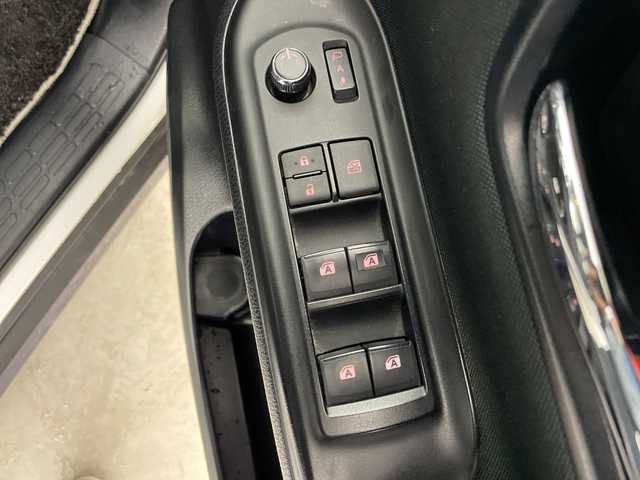 トヨタ ノア Si ダブルバイビー 道央・札幌 2017(平29)年 7.3万km ホワイトパールクリスタルシャイン ・ワンオーナー/・4WD/・寒冷地仕様/・ALPINEナビ&CD&DVD&BT&TV&SD/・両側パワースライドドア/・バックカメラ/・後席フリップダウンモニター/・トヨタセーフティセンス/・クルーズコントロール/・プリクラッシュセーフティ/・クリアランスソナー/・アイドリングストップ/・車線逸脱警報/・横滑り防止装置/・電動格納ミラー/・純正フロアマット/・ハーフレザーシート/・LEDヘッドライト/・オートライト/・オートマチックハイビーム/・スマートキー/・社外AW冬タイヤ積込