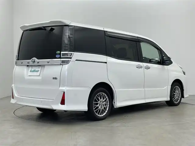 トヨタ ヴォクシー ハイブリッド ZS 煌Ⅲ 埼玉県 2021(令3)年 3.8万km ホワイトパールクリスタルシャイン Toyota Safety Sense/　PCS(プリクラッシュセーフティ)/　LDA（レーンディパーチャーアラート）/　オートマチックハイビーム/　先行車発進告知機能/純正SDナビ/　DTV CD DVD BT SD SDREC/両側パワースライドドア/バックカメラ/ハーフレザーシート/シートヒーター/クルーズコントロール/TRC（トラクションライト）コントロール/純正カメラ一体型ドライブレコーダー　（DRT-H68A）/ビルトインETC/エンジンスタートボタン/スマートキー/スペアキー/純正LEDヘッドライト/オートライト/純正アルミホイール