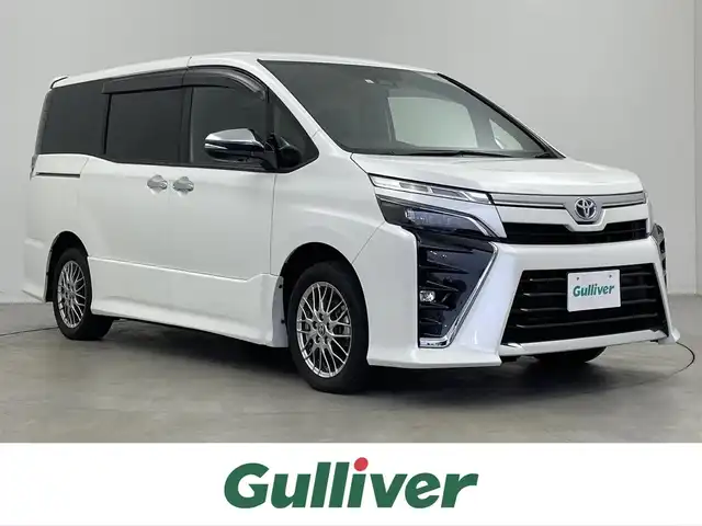 トヨタ ヴォクシー ハイブリッド ZS 煌Ⅲ 埼玉県 2021(令3)年 3.8万km ホワイトパールクリスタルシャイン Toyota Safety Sense/　PCS(プリクラッシュセーフティ)/　LDA（レーンディパーチャーアラート）/　オートマチックハイビーム/　先行車発進告知機能/純正SDナビ/　DTV CD DVD BT SD SDREC/両側パワースライドドア/バックカメラ/ハーフレザーシート/シートヒーター/クルーズコントロール/TRC（トラクションライト）コントロール/純正カメラ一体型ドライブレコーダー　（DRT-H68A）/ビルトインETC/エンジンスタートボタン/スマートキー/スペアキー/純正LEDヘッドライト/オートライト/純正アルミホイール