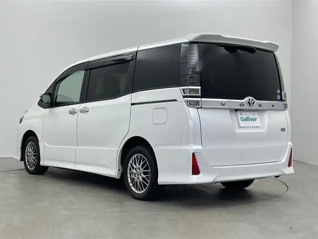 トヨタ ヴォクシー ハイブリッド ZS 煌Ⅲ 埼玉県 2021(令3)年 3.8万km ホワイトパールクリスタルシャイン Toyota Safety Sense/　PCS(プリクラッシュセーフティ)/　LDA（レーンディパーチャーアラート）/　オートマチックハイビーム/　先行車発進告知機能/純正SDナビ/　DTV CD DVD BT SD SDREC/両側パワースライドドア/バックカメラ/ハーフレザーシート/シートヒーター/クルーズコントロール/TRC（トラクションライト）コントロール/純正カメラ一体型ドライブレコーダー　（DRT-H68A）/ビルトインETC/エンジンスタートボタン/スマートキー/スペアキー/純正LEDヘッドライト/オートライト/純正アルミホイール