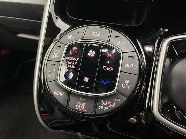 トヨタ ヴォクシー ハイブリッド ZS 煌Ⅲ 埼玉県 2021(令3)年 3.8万km ホワイトパールクリスタルシャイン Toyota Safety Sense/　PCS(プリクラッシュセーフティ)/　LDA（レーンディパーチャーアラート）/　オートマチックハイビーム/　先行車発進告知機能/純正SDナビ/　DTV CD DVD BT SD SDREC/両側パワースライドドア/バックカメラ/ハーフレザーシート/シートヒーター/クルーズコントロール/TRC（トラクションライト）コントロール/純正カメラ一体型ドライブレコーダー　（DRT-H68A）/ビルトインETC/エンジンスタートボタン/スマートキー/スペアキー/純正LEDヘッドライト/オートライト/純正アルミホイール