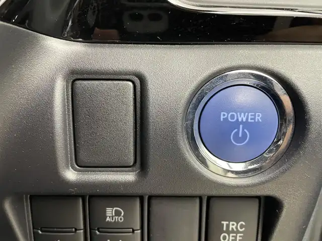 トヨタ ヴォクシー ハイブリッド ZS 煌Ⅲ 埼玉県 2021(令3)年 3.8万km ホワイトパールクリスタルシャイン Toyota Safety Sense/　PCS(プリクラッシュセーフティ)/　LDA（レーンディパーチャーアラート）/　オートマチックハイビーム/　先行車発進告知機能/純正SDナビ/　DTV CD DVD BT SD SDREC/両側パワースライドドア/バックカメラ/ハーフレザーシート/シートヒーター/クルーズコントロール/TRC（トラクションライト）コントロール/純正カメラ一体型ドライブレコーダー　（DRT-H68A）/ビルトインETC/エンジンスタートボタン/スマートキー/スペアキー/純正LEDヘッドライト/オートライト/純正アルミホイール