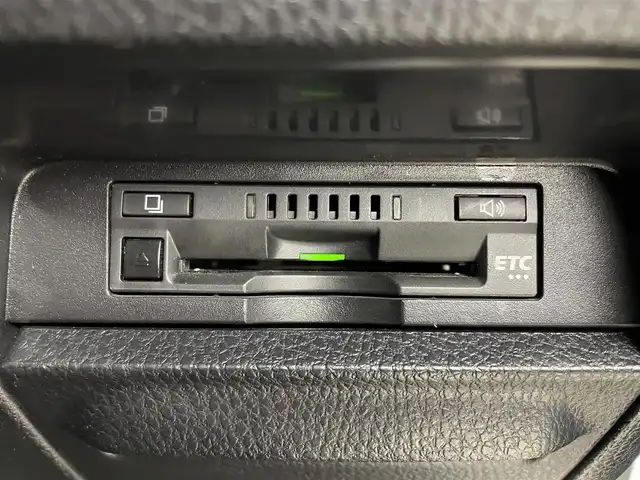 トヨタ ヴォクシー ハイブリッド ZS 煌Ⅲ 埼玉県 2021(令3)年 3.8万km ホワイトパールクリスタルシャイン Toyota Safety Sense/　PCS(プリクラッシュセーフティ)/　LDA（レーンディパーチャーアラート）/　オートマチックハイビーム/　先行車発進告知機能/純正SDナビ/　DTV CD DVD BT SD SDREC/両側パワースライドドア/バックカメラ/ハーフレザーシート/シートヒーター/クルーズコントロール/TRC（トラクションライト）コントロール/純正カメラ一体型ドライブレコーダー　（DRT-H68A）/ビルトインETC/エンジンスタートボタン/スマートキー/スペアキー/純正LEDヘッドライト/オートライト/純正アルミホイール