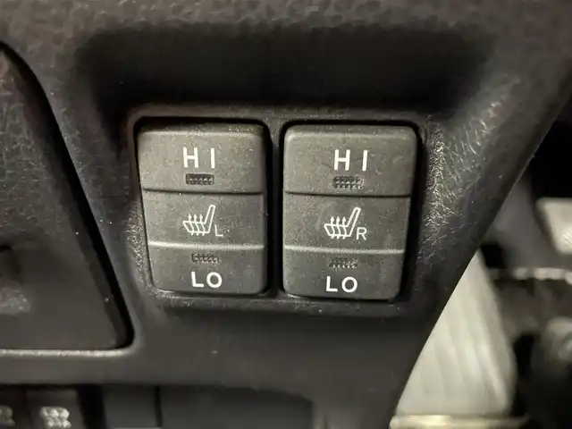 トヨタ ヴォクシー ハイブリッド ZS 煌Ⅲ 埼玉県 2021(令3)年 3.8万km ホワイトパールクリスタルシャイン Toyota Safety Sense/　PCS(プリクラッシュセーフティ)/　LDA（レーンディパーチャーアラート）/　オートマチックハイビーム/　先行車発進告知機能/純正SDナビ/　DTV CD DVD BT SD SDREC/両側パワースライドドア/バックカメラ/ハーフレザーシート/シートヒーター/クルーズコントロール/TRC（トラクションライト）コントロール/純正カメラ一体型ドライブレコーダー　（DRT-H68A）/ビルトインETC/エンジンスタートボタン/スマートキー/スペアキー/純正LEDヘッドライト/オートライト/純正アルミホイール