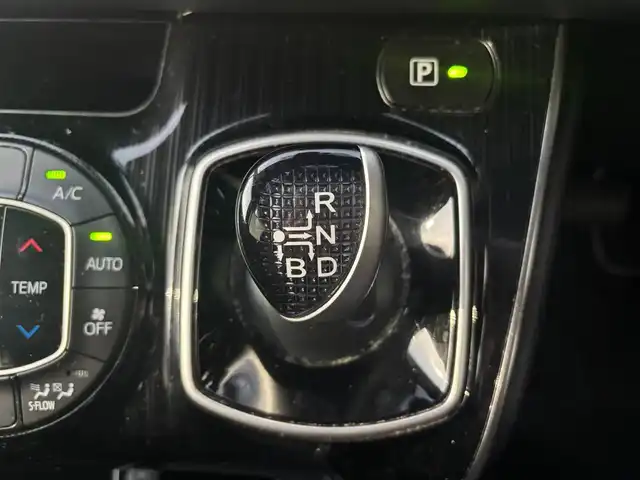 トヨタ エスクァイア ハイブリッド Gi プレミアムパッケージ ブラックテーラード 愛知県 2021(令3)年 6.3万km スパークリングブラックパールクリスタルシャイン ワンオーナー　１０インチナビ　フルセグＴＶ　ＤＶＤ再生　Ｂｌｕｅｔｏｏｔｈ接続　後席１２インチフリップダウン　バックカメラ　ビルトインＥＴＣ２．０　前後ドラレコ　前席シートヒータ　ステアヒータ　ＬＥＤオートハイビーム